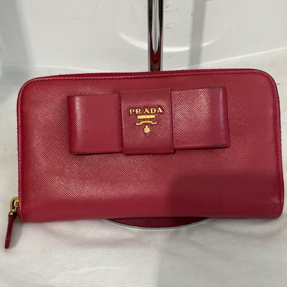 Prada - Picture 1 of 5